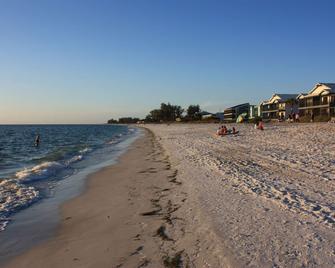 An Island Getaway at Palm Tree Villas - Holmes Beach - Plaj