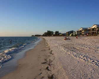 An Island Getaway at Palm Tree Villas - Holmes Beach - Spiaggia