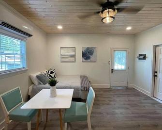 Beautifully Renovated Studio 2 Miles From Marina! - Winchester - Dining room