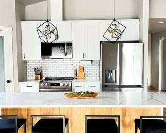 Private Artsy Getaway - m/s Prosser, Sunnyside - Grandview - Kitchen