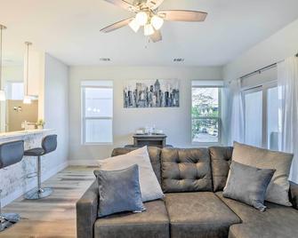 Walk to TCU Fort Worth Retreat with Balcony! - Fort Worth - Living room