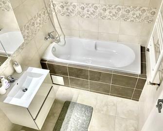 Sun Plaza Apartment - Bucharest - Bathroom