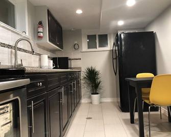 Spacious, cozy master bedroom in midtown Toronto - Toronto - Kitchen