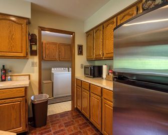 Peaceful 4-bedroom farmhouse near Hungry Mother Park in rural Marion, Virginia - Marion - Kitchen