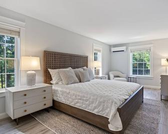 Luxury Lakefront Retreat on Sebago Lake, Sleeps 10! - Standish