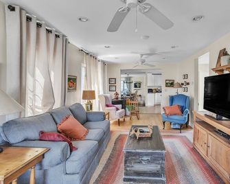 Home Port - Spacious Retreat in Prime Location home - เดวิส - ห้องนั่งเล่น
