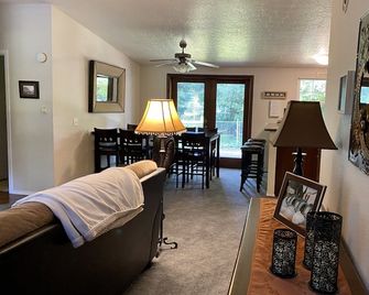 Wooded Coastal Retreat (Near Charleston Harbor) - Coos Bay - Huiskamer