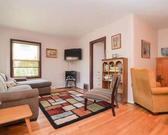 Terrific for long term stays. Remodels? Relocation? Pets, kids, families welcome - Seattle - Living room