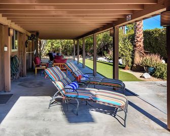 Charming Family Friendly Home with Heated Pool. - Palm Springs - Patio