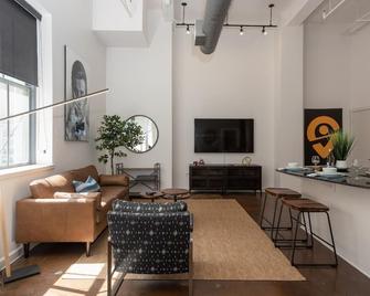 Stylish Penthouse Downtown Ftw - Walk To Sundance - Fort Worth - Living room