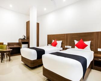 Capital O 60558 Hotel Midhuna International - Adoor - Bedroom