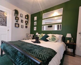 Le Chanelle Suite, Elegant, Artistic Apartment - Peterborough - Bedroom