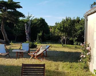 Village house with a large garden sleeps 10 - Île-d'Aix - Patio