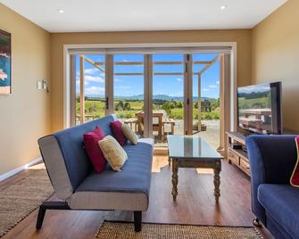 Delightful 1-bed barn with stunning mountain views... - Timaru - Obývací pokoj
