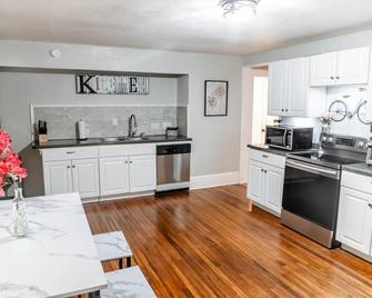 6 BR Home near Football Stadium! - Greenville - Kitchen