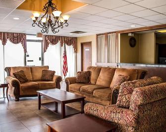Baymont by Wyndham Youngstown - Youngstown - Bedroom