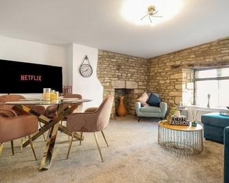 Spacious apartment in 18th Century building, town centre with Smart TV - Cirencester - Dining room