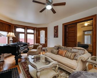 Beautiful 2 Bedroom Apartment in Allentown Center - Enhanced Cleaning - Allentown - Living room