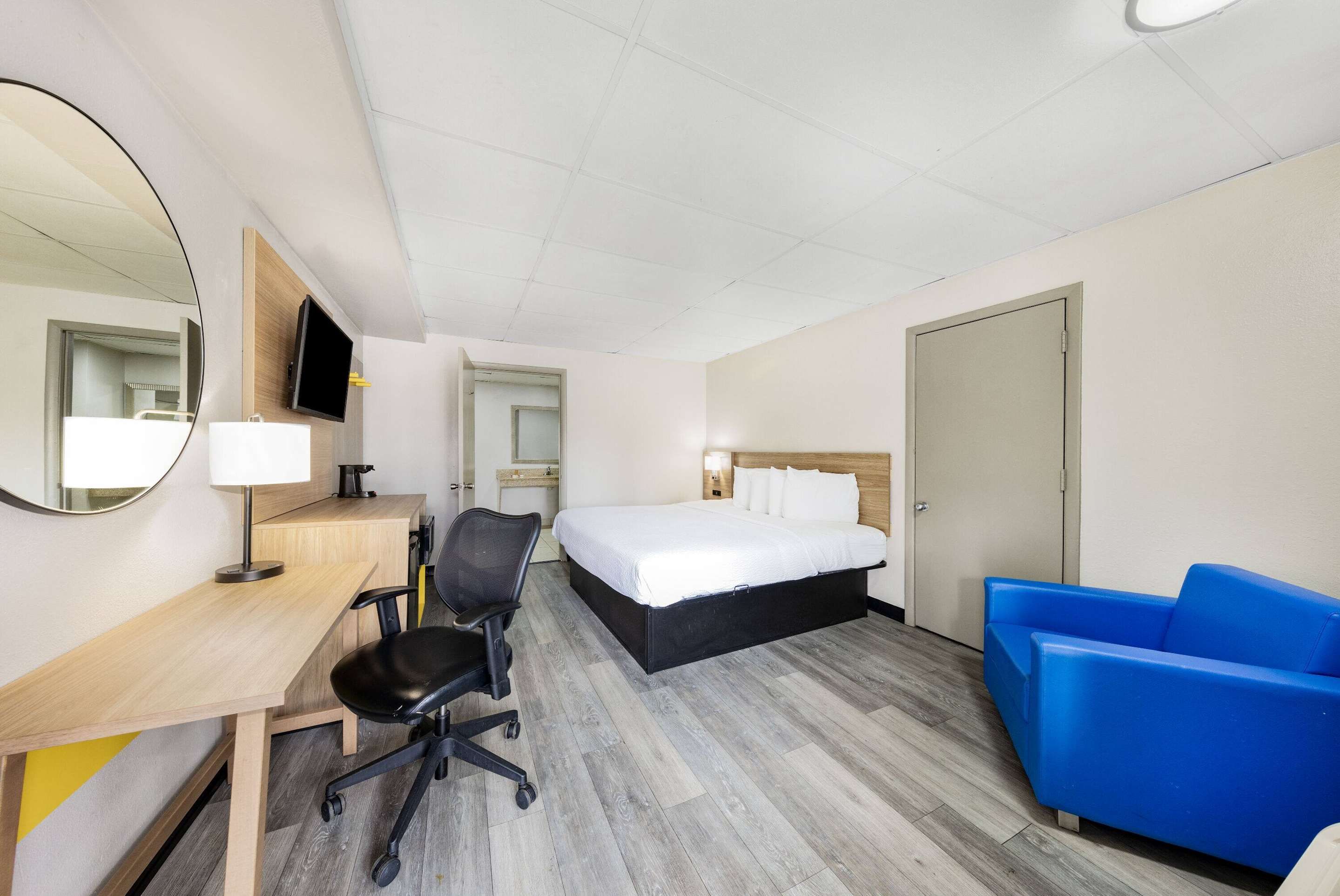 Days Inn by Wyndham Fredericksburg North thumbnail 3