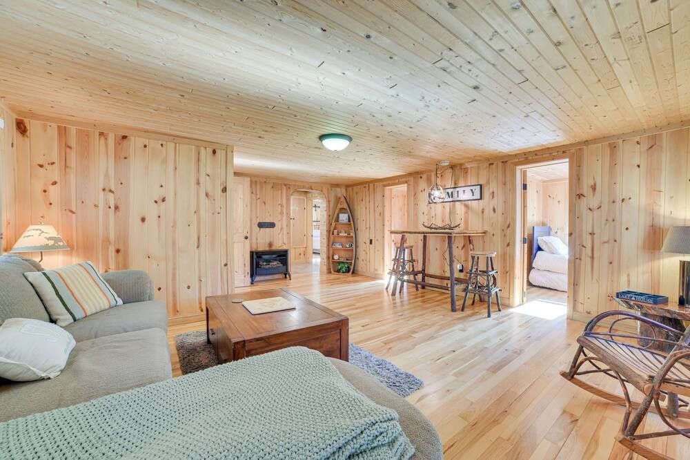 Lakefront Kalkaska Cottage w/ Fire Pit! - Kalkaska - Huiskamer
