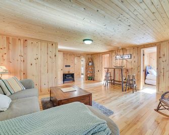 Lakefront Kalkaska Cottage w/ Fire Pit! - Kalkaska - Huiskamer