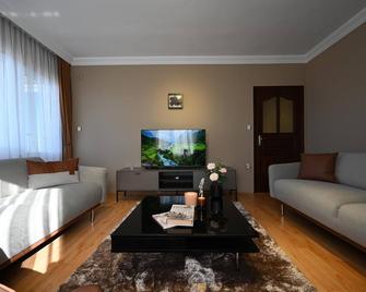 Perfect City House Next to Sea in Heart of Trabzon - Trabzon - Living room