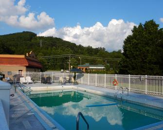 Americas Best Value Inn Marion, Nc - Marion - Piscina