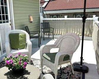2-Bedroom Apartment in the quaint shore town of Avon-By-The-Sea! - Avon by the Sea - Patio