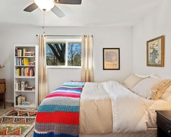 Tree-covered Hideaway Steps from the Trails - Bella Vista
