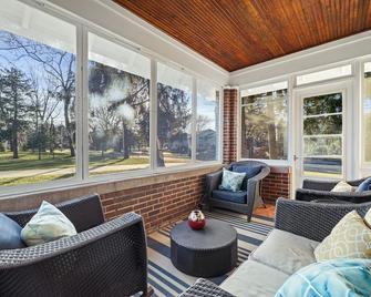 Red Brick Home across the street from Green Lake and near downtown! - Green Lake - Sala de estar