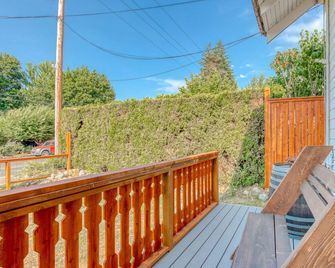 Two-story, mountain view getaway with wood stove, BBQ & fast WiFi - Parkdale - Balcón