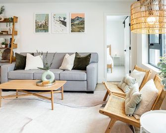 Adanac by Revelstoke Vacations - Revelstoke - Salon