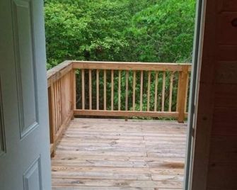 Laurel Lodge hunting,fishing, glamping, hiking. - Corbin - Balcony