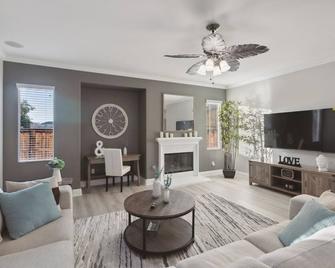 5br 3ba Home - King Beds - Fast Wifi Home - Victorville - Living room