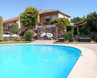 Hotel La Font De Lauro - Saumane-de-Vaucluse - Bazén