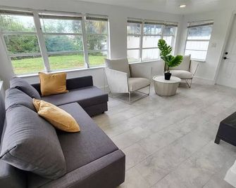 Quiet canal home - Hudson - Living room