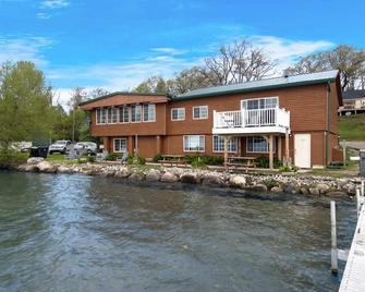 3 Units on Fife Lake with Hot Tub-Sleeps 18 - Fife Lake - Edificio