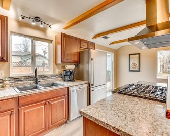 Family-Friendly Ontario Home in Central - Ontario - Kitchen