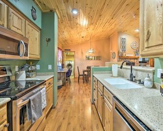 3 Mi to Fool Hollow Lake Cozy Cabin with Deck - Show Low