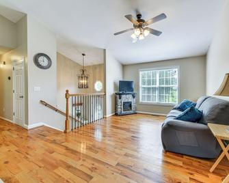 Pet-Friendly Conover Home 7 Mi to Downtown Hickory - Conover - Living room