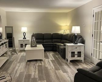 Large Modern Colonial Sleeps 12 - Brewer - Living room