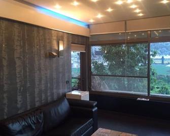 sea view , clean ,very nice decoration, built in kitchen - Zouk Mosbeh - Living room