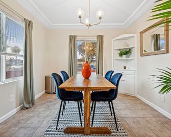 Near Disney! 2 bed 1 Bath - Front House - Santa Ana - Spisestue