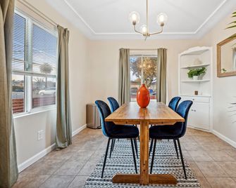 Near Disney! 2 bed 1 Bath - Front House - Santa Ana - Comedor