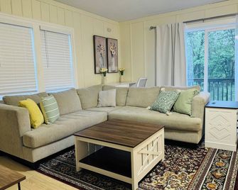 Private Home w/ King Bed in tranquil Cottage Grove-WiFi, AC, near Twin Cities - Cottage Grove - Huiskamer