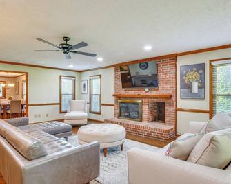 House on 20 Acres with On-Site Pond in Spring Lake! - Spring Lake - Living room