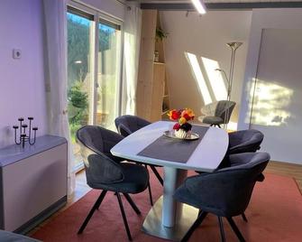 Haus Adler - Komplettes Ferienhaus am Badesee - Erzgrube - Comedor