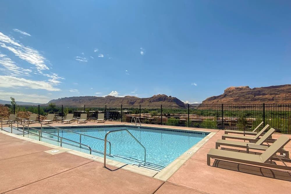 Unwind in Moab's Embrace – Comfortable Room with Kitchen and Pet-Friendly - מואב - בריכה
