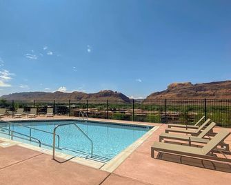 Unwind in Moab's Embrace – Comfortable Room with Kitchen and Pet-Friendly - Moab - Piscina