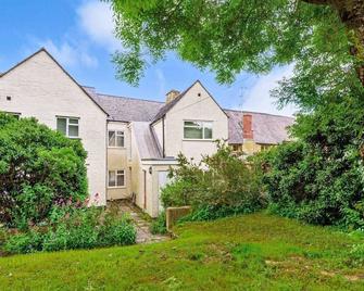 Lovely Town Centre 1 Bed Nr Country & River Walks - Cirencester - Building